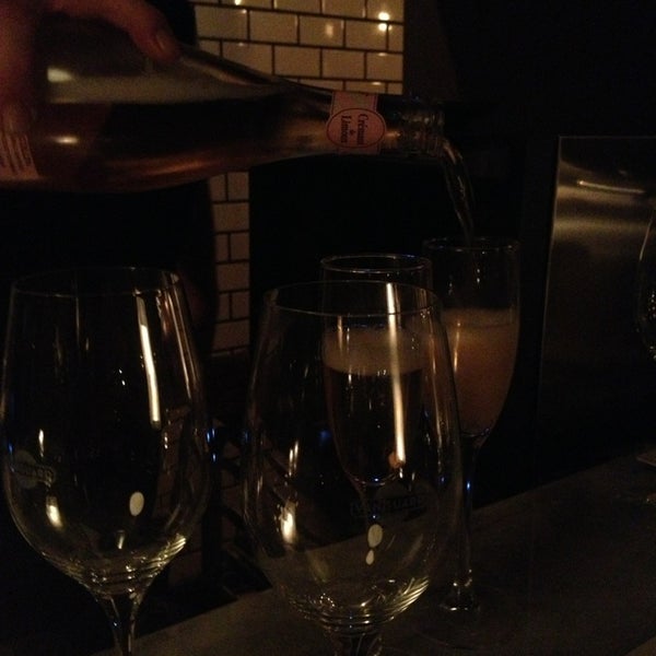 Das Foto wurde bei Vanguard Wine Bar von Matthew C. am 1/5/2013 aufgenommen