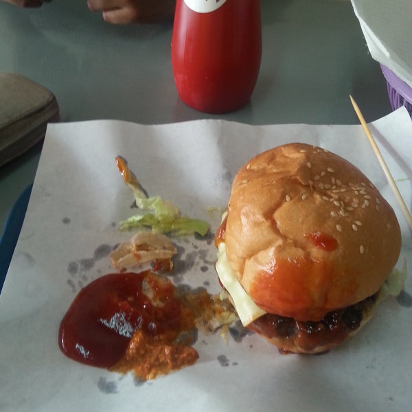 FINALLY a proper gourmet style burger in Sri Lanka. I ordered the Gringo (extra spicy) and the beef was cooked perfectly. It came with chilli mayo, bbq sauce & other goodies.Pricey @ 900 but worth it!