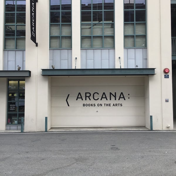 Foto diambil di Arcana: Books on the Arts oleh Ebbani R. pada 3/11/2016