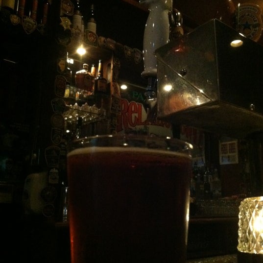 Foto tirada no(a) Ireland&#39;s Own Pub por Adam B. em 10/24/2012