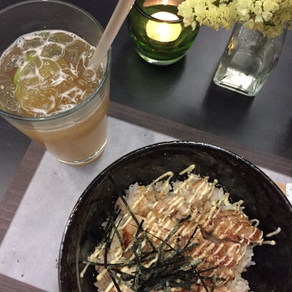 Süßer kleiner und stylischer Laden mit überschaubaren Karte und sehr leckeren japanischen Gerichten. Die hausgemachten Drinks sind sehr zu empfehlen!