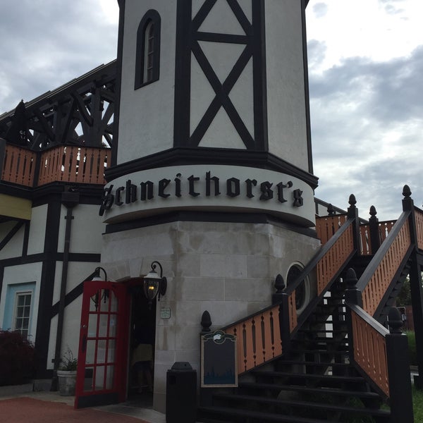 Foto tirada no(a) Schneithorst&#39;s Restaurant &amp; Bar por Jean W. em 6/15/2015