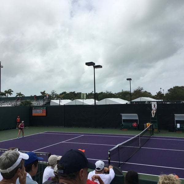 Foto tirada no(a) Crandon Park Tennis Center por Jean W. em 3/24/2016