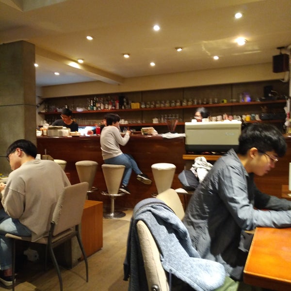 Photo taken at 極簡咖啡館 Minimal Café by Farid on 12/10/2018