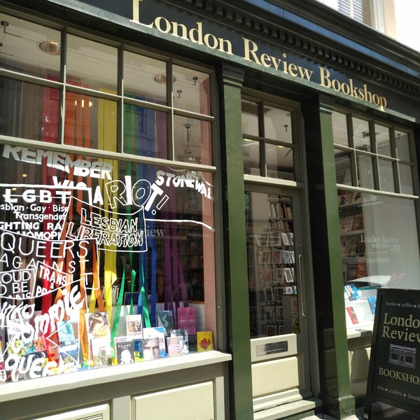 Foto tirada no(a) London Review Bookshop por Farid em 6/20/2017
