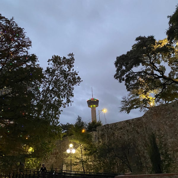 Foto tomada en Tower of the Americas  por Tirtha D. el 11/25/2021