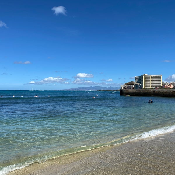 Photo taken at Waikiki Beach Walls by Tirtha D. on 8/8/2022