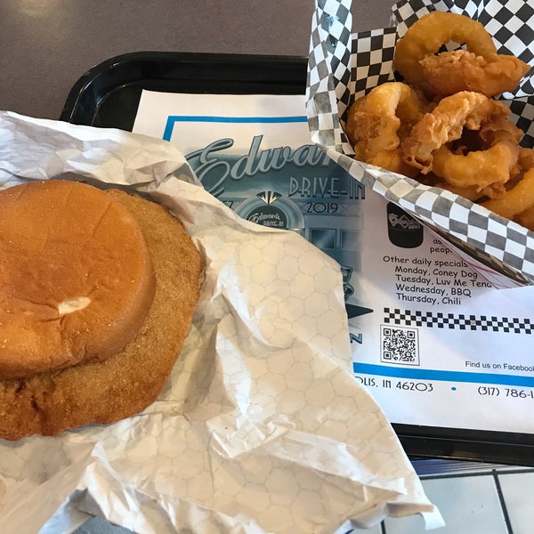 Photo prise au Edwards Drive-In Restaurant par Dougie R. le6/2/2019