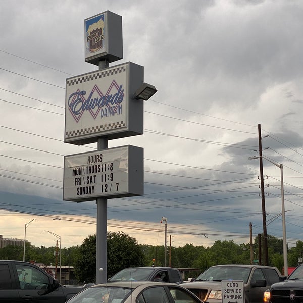 Photo prise au Edwards Drive-In Restaurant par Dougie R. le7/11/2020