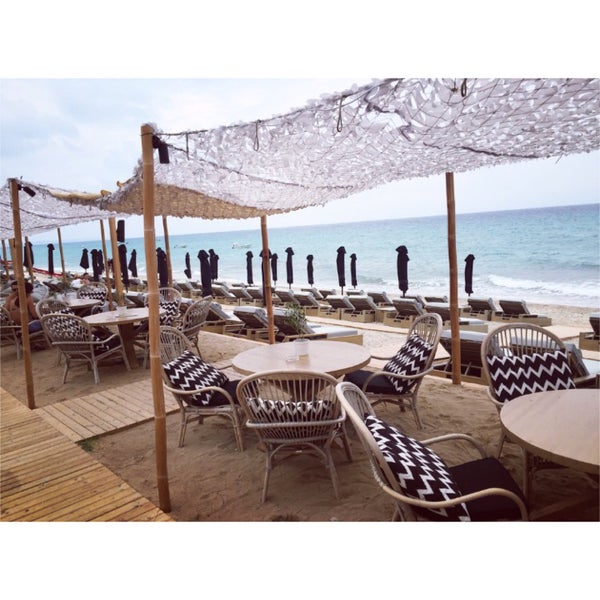 Foto scattata a Villas • Seaside Lounge &amp; Restaurant da Teodora D. il 9/7/2016