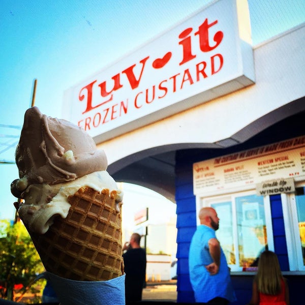 รูปภาพถ่ายที่ Luv-It Frozen Custard โดย @VegasWayne A. เมื่อ 8/16/2015