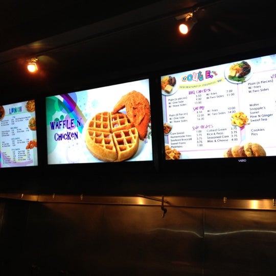 รูปภาพถ่ายที่ Doug E&#39;s Chicken &amp; Waffles โดย Mutinda K. เมื่อ 10/21/2012