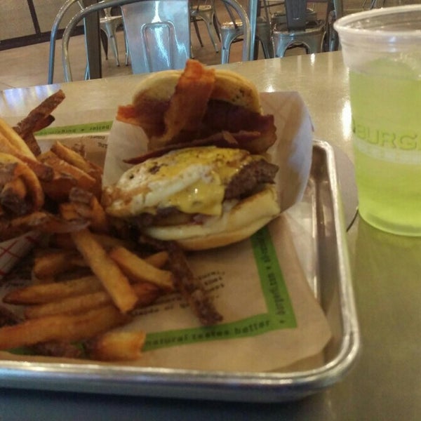 11/10/2015 tarihinde John B.ziyaretçi tarafından BurgerFi'de çekilen fotoğraf
