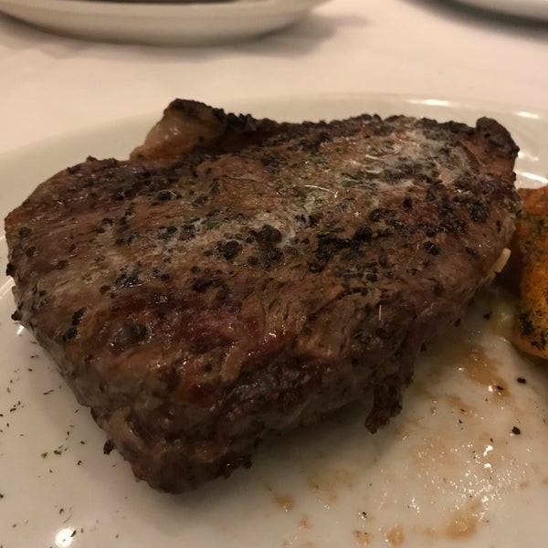 Photo taken at Fleming&#39;s Prime Steakhouse &amp; Wine Bar by Fabio T. on 12/26/2018