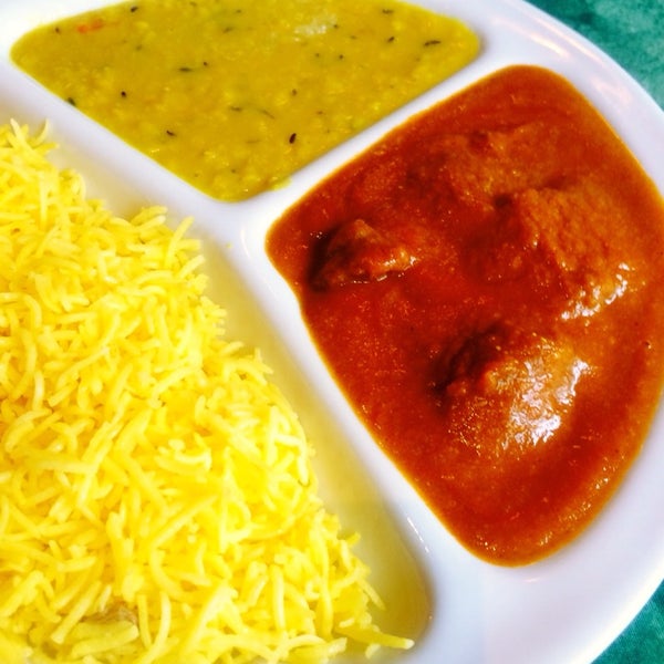 Il curry di agnello piccante è spettacolare, con crema di lenticchie dahl e pane naan. I semiminime digestivi favolosi