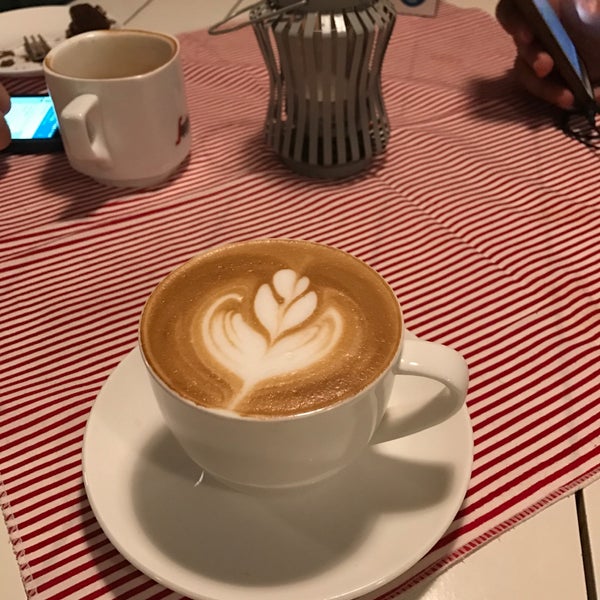 2/21/2017 tarihinde Amiraram M.ziyaretçi tarafından Blanc Café | کافه بلان'de çekilen fotoğraf