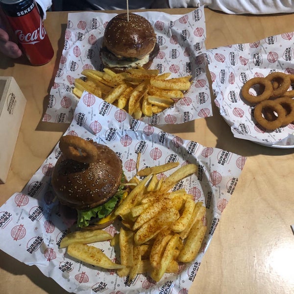 Foto scattata a Burger Republic da Rıdvan K. il 2/24/2019