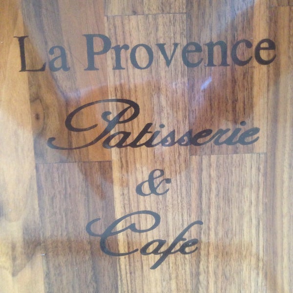 Foto diambil di La Provence Patisserie &amp; Cafe oleh Yusuf B. pada 4/17/2016