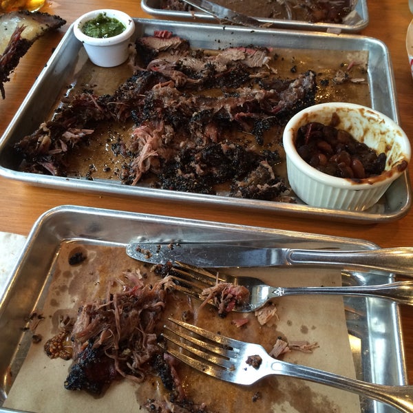รูปภาพถ่ายที่ HooDoo Brown BBQ โดย Lanny B. เมื่อ 6/11/2015