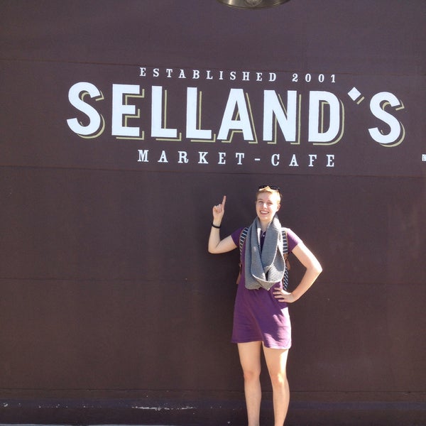10/21/2015 tarihinde Tara P.ziyaretçi tarafından Selland&#39;s Market-Café'de çekilen fotoğraf