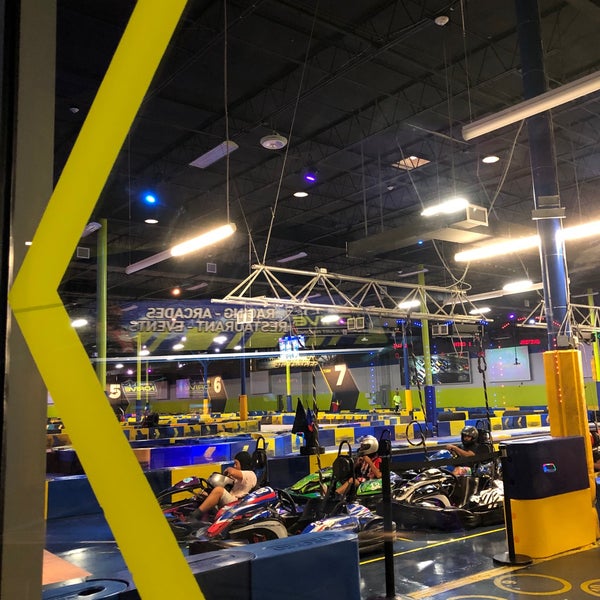 Foto tirada no(a) I-Drive Indoor Kart Racing por Chase J. em 9/3/2019