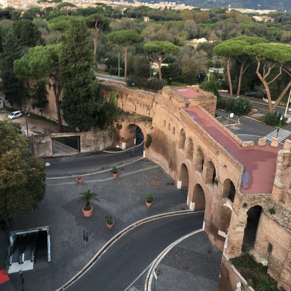 รูปภาพถ่ายที่ Rome Marriott Grand Hotel Flora โดย BORI M. เมื่อ 10/22/2018