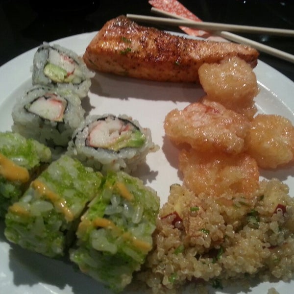 Foto tirada no(a) SanTo’s Modern American Buffet &amp; Sushi por Metro O. em 6/28/2014