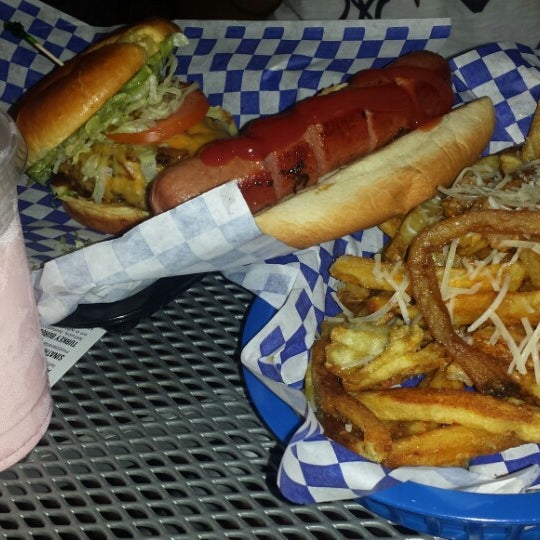 Снимок сделан в Boardwalk Fresh Burgers and Fries пользователем Sergia C. 6/26/2014
