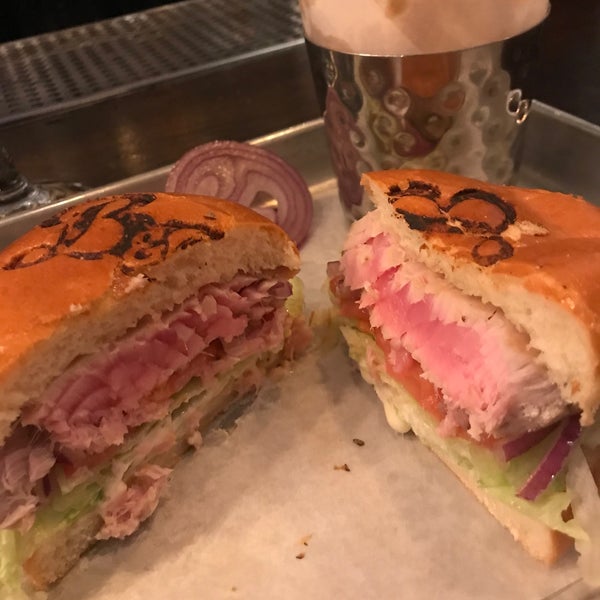 รูปภาพถ่ายที่ Brooklyn Burgers &amp; Beer โดย Jenn C. เมื่อ 10/17/2019