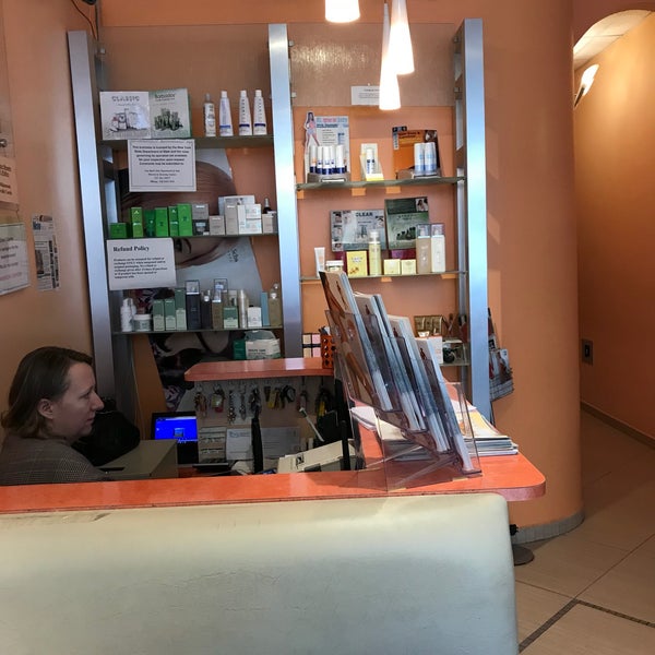 Foto scattata a Confidence Beauty Salon &amp;  SPA da Jenn C. il 12/16/2017