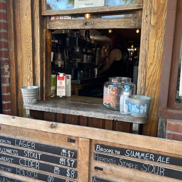 5/18/2021 tarihinde Jenn C.ziyaretçi tarafından The West—Coffeehouse &amp; Bar'de çekilen fotoğraf