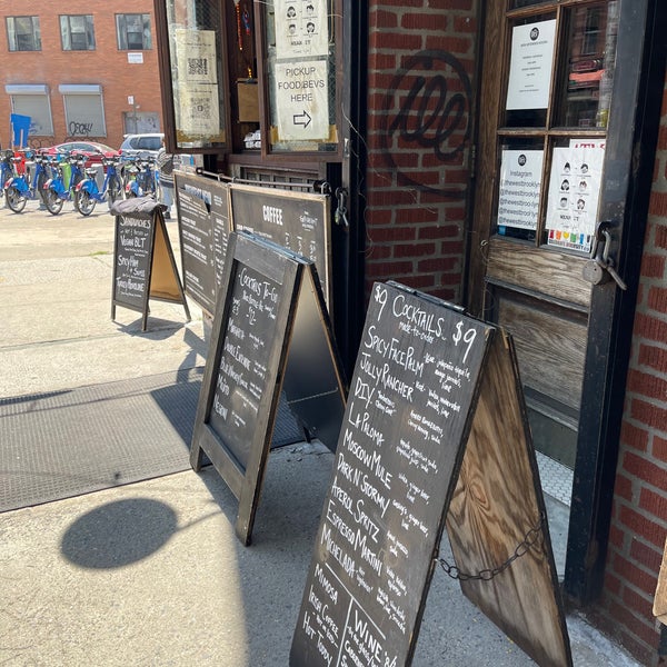 5/25/2021 tarihinde Jenn C.ziyaretçi tarafından The West—Coffeehouse &amp; Bar'de çekilen fotoğraf