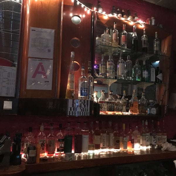 5/30/2018 tarihinde Jenn C.ziyaretçi tarafından East River Bar'de çekilen fotoğraf