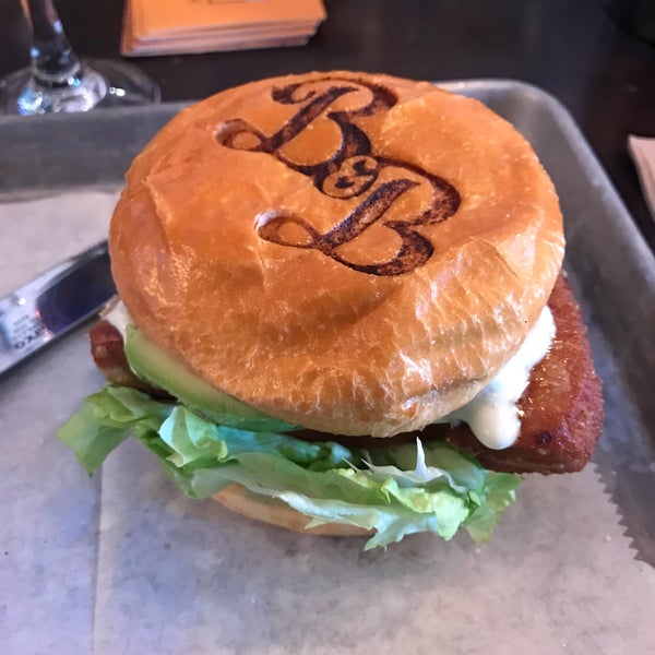 รูปภาพถ่ายที่ Brooklyn Burgers &amp; Beer โดย Jenn C. เมื่อ 2/2/2019