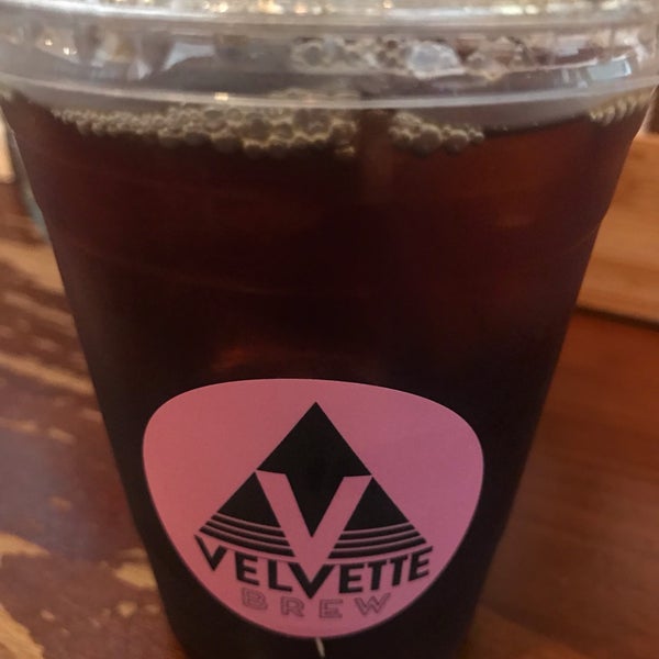 Foto tirada no(a) Velvette Brew por Jenn C. em 6/2/2019