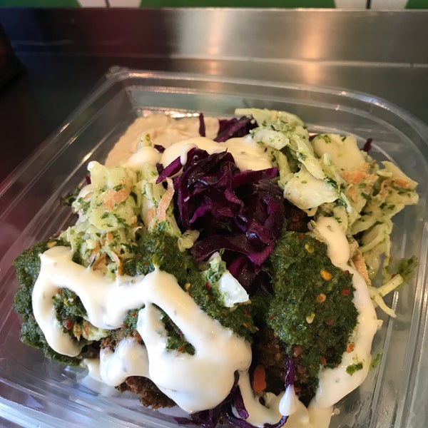 Foto scattata a Maoz Vegetarian da Jenn C. il 3/26/2018