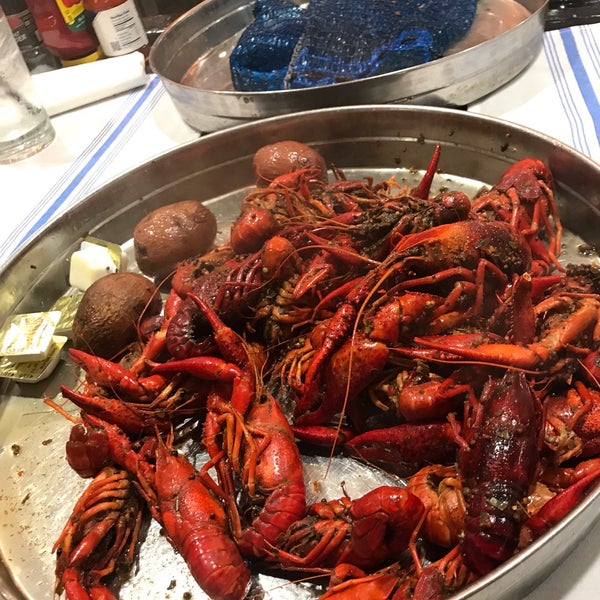 Снимок сделан в Deanie&#39;s Seafood Restaurant in the French Quarter пользователем Jenn C. 5/8/2019