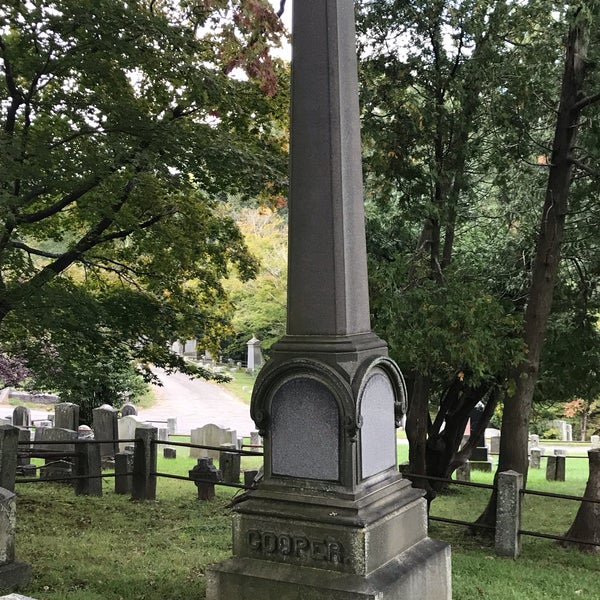 รูปภาพถ่ายที่ Sleepy Hollow Cemetery โดย Jenn C. เมื่อ 10/10/2018