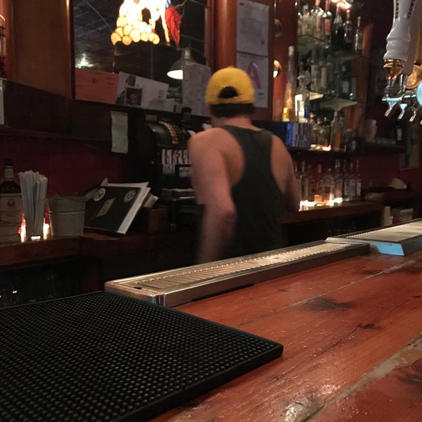 6/5/2018 tarihinde Jenn C.ziyaretçi tarafından East River Bar'de çekilen fotoğraf