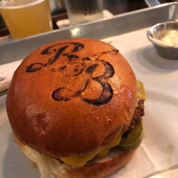 รูปภาพถ่ายที่ Brooklyn Burgers &amp; Beer โดย Jenn C. เมื่อ 7/28/2018