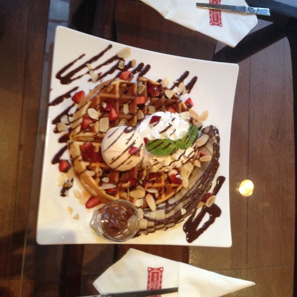 9/2/2015에 Soon L.님이 The Fabulous Dessert Cafe에서 찍은 사진
