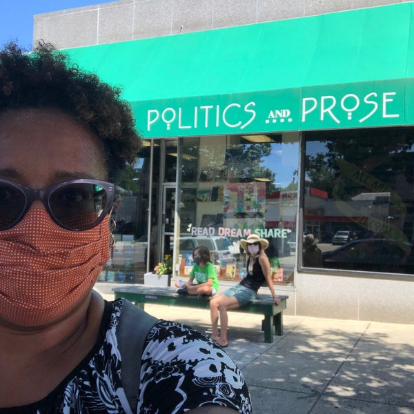 Foto diambil di Politics &amp; Prose Bookstore oleh Reco T. pada 8/18/2020