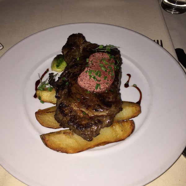 2/8/2015 tarihinde Jared W.ziyaretçi tarafından Restaurant Triomphe'de çekilen fotoğraf