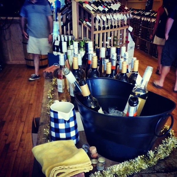 7/26/2014에 East Aurora N.님이 Salut Wine &amp; Spirits에서 찍은 사진
