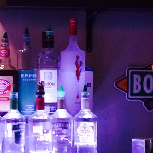 Foto diambil di The Roost Bar &amp; Grill oleh Kala R. pada 2/25/2015