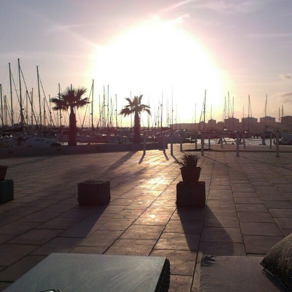 4/20/2013 tarihinde Carmen C.ziyaretçi tarafından Puerto Deportivo Marina Salinas'de çekilen fotoğraf
