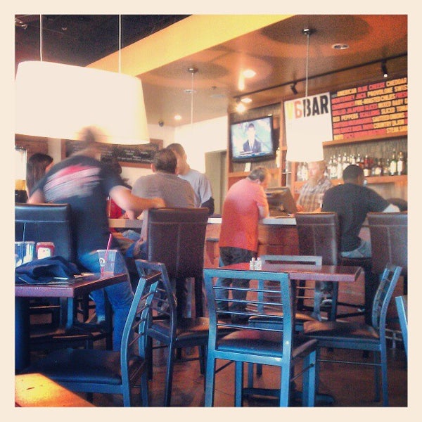 10/27/2012 tarihinde Ashley Z.ziyaretçi tarafından Village Burger Bar'de çekilen fotoğraf