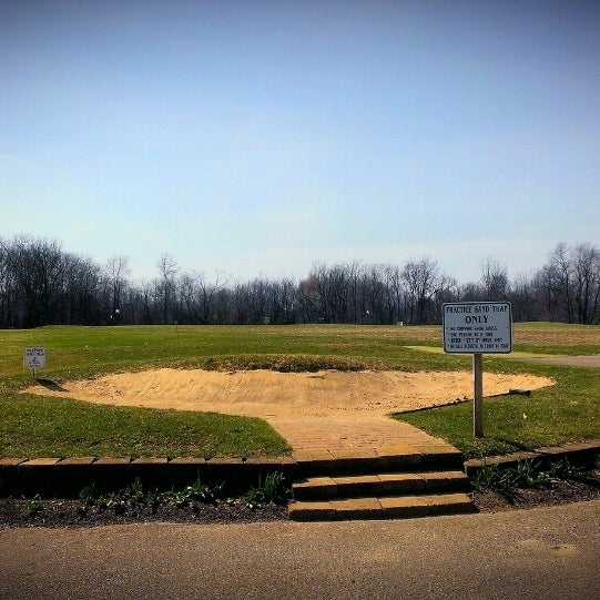 4/17/2014 tarihinde Ashley Z.ziyaretçi tarafından Willow Creek Golf &amp; Sports Center'de çekilen fotoğraf