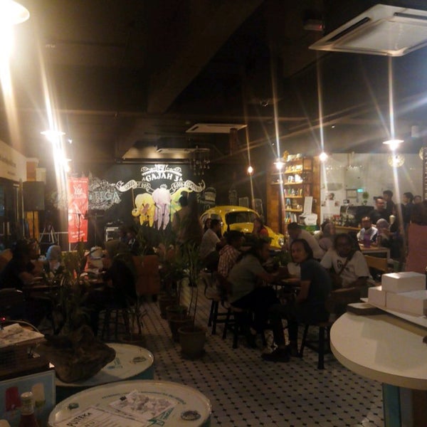 รูปภาพถ่ายที่ Gajah Tiga Café โดย Nrhfzh R. เมื่อ 12/10/2015