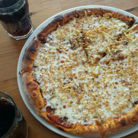 Foto diambil di Bronzo Pizza oleh Emre S. pada 4/16/2015
